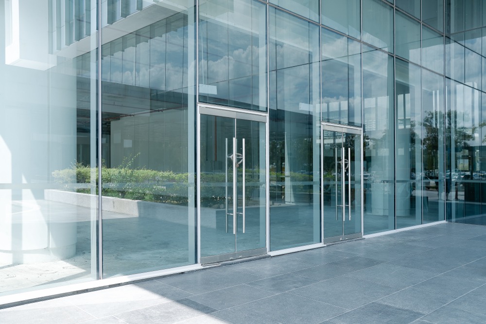 Empty,Ground,In,Front,Of,Modern,Glass,Wall,Facade,Buildings